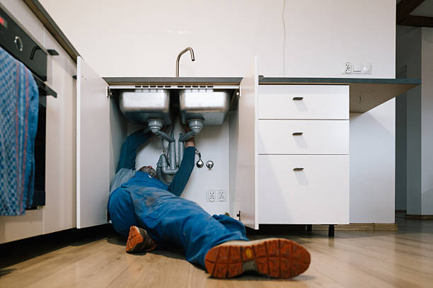 Professional Emergency Plumber technician working in Diamond, IL